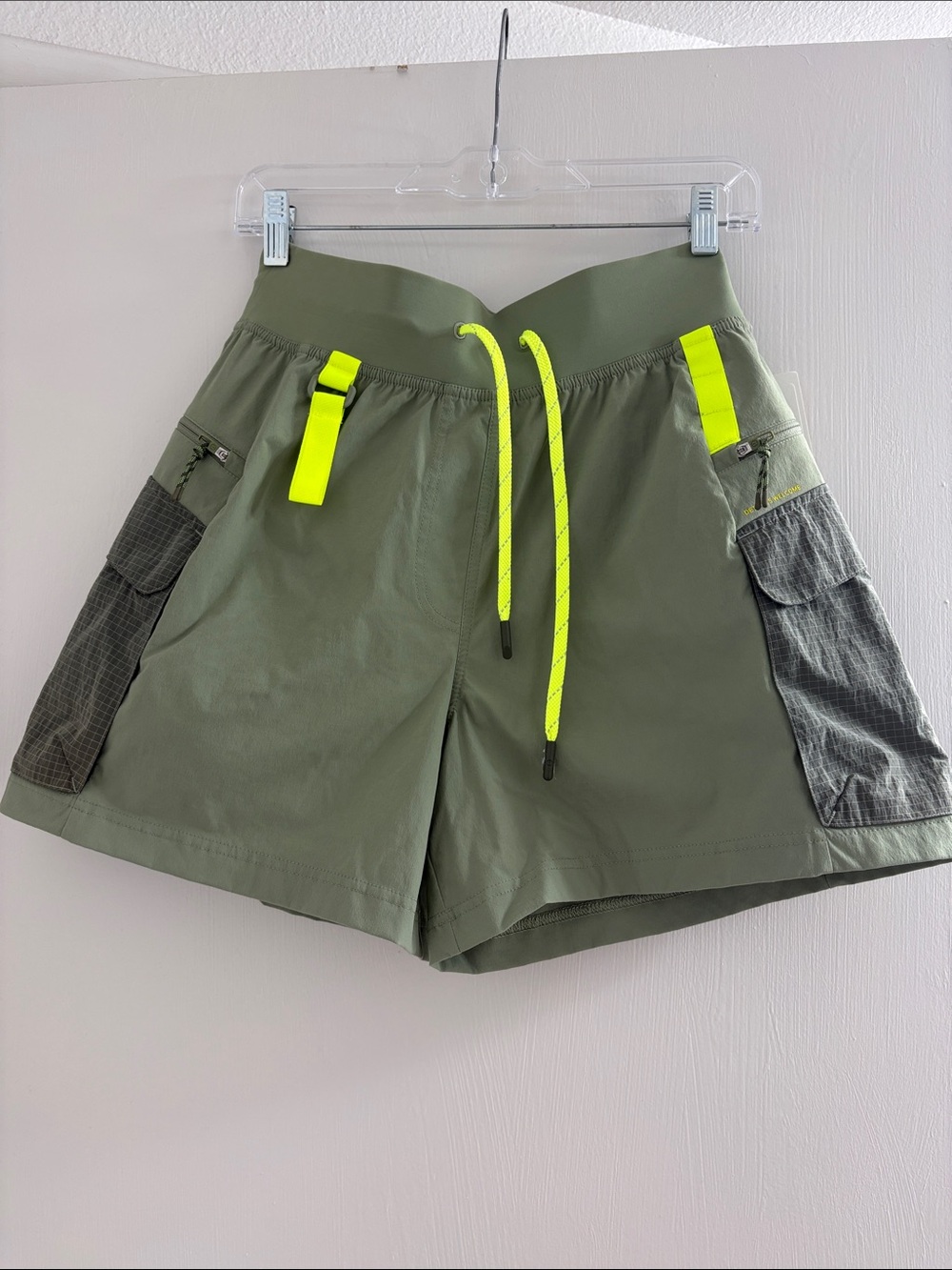 *NWT Lululemon Women’s Green Multi-Pocket Cargo High Rise Hiking Short 5”